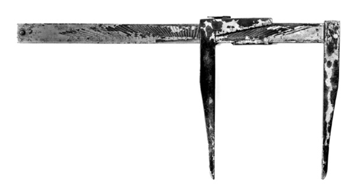 Toarmet cellulose-, battens- og prisklave patentert av Magnus Aanrud (1897-1966) fra Fåberg i Oppland i 1933. 

Klaven består av en 45, 8 centimeter lang og 2, 7 centimeter bred linjal med en fast vinkelarm i den ene ytterenden og en skyvbar vinkelarm som posisjoneres der det passer ut fra diameteren på stokken som skal måles.  Linjalen er tappet gjennom og klinket sammen med den faste, ytre vinkelarmen.  Den skyvbare armen er forankret i en slags fal som omslutter linjalen.  På kanten av denne falen (mot linjalens bakkant) er det en knapp med riflet overflate, som antakelig skulle kunne brukes til å låse klaven i en målt posisjon.  For å hindre at den skyvbare vinkelarmen faller av linjalen er det slått ei klinknagle med oppstående hoder på begge sider av den ytterenden av linjalen som ikke har noen fast vinkelarm.  Avstanden fra linjalens innerkant til ytterendene av vinkelarmene, som var så viktige ved målinga, er på 20 centimeter.  Den nevnte falen på den bevegelige vinkelarmen støter mot den faste vinkelarmen når avstanden mellom de to er på 9 centimeter, og den kan trekkes ut til en innbyrdes avstand på 40 centimeter før den butter mot de nevnte naglehodene.  Dette betyr at klaven har vært anvendelig for tømmer med diameter på mellom 9 og 40 centimeter.  Den ene bredsida av linjalen har en måleskala der hele og halve centimetre er markert med tverrstilte linjer.  Centimetermarkeringene er noe lengre enn halvcentimetrene.  Ved annenhver centimeter er det innhamret tall som angir lengemål.  Den andre bredsida av linjalen har også et linjesystem med tall.  Her er linjene radiært orientert i forhold til linjalens midtpunkt.  Også falen til den skyvbare vinkelarmen har en målskala.  Klaven er lagd av stål som er forniklet.  På steder der forniklinga er vekkslitt er det rustflekker på det underliggende stålet. 

Med en annen klave av samme type (SJF. 05345) fulgte "Bruksanvisning for Aanruds klave" med følgende ordlyd:

"Linjalen har en grafisk kubikktabell som angir kubikkinnholdet i dm3.  Denne er inndelt i strek for hver tier fra 30 dm3 til 500 dm3, i strek for hver 20 dm3 fra 500 dm3 til 700 dm3, i strek for hver 50 dm3 fra 700 dm3 til 1000 dm3.  30 dm3 er merket med 3, 40 dm3 med 4 osv. til 100 merket med et stort 1-tall, 200 med et stort 2-tall osv. 

Cellulosetømmer. 
Når midtdiameteren er målt, avleses stokkens kubikkinnhold på linjalen ved det tall på lengdeskalaen som tilsvarer stokkens lengde.  Ønsker man prisen, stilles lengdeskalaens 10er på stokkens kubikktall og prisen avleses på linjalen ved det punkt på lengdeskalaen som tilsvarer vedk. klasses kubikkmeterpris. 

Skurtømmer (Bjelk). 
Når stokkens toppdiameter er målt, merker man det tall på linjalen som ligger rett under stokkens lengdetall.  Deretter flyttes lengdeskalaens 0-punkt til detet tall.  Stokkens kubikkinnhold avleses deretter på samme måte som for slipen - altså på nederste lengdeskala. "

Bruksanvisningen for denne klavetypen inneholder også ei tegning av kubikkskalaen samt en beskrivelse av redskapet.  Dokumentet finnes i brevmappe for innkomne gjenstander under SJF. 05345.
