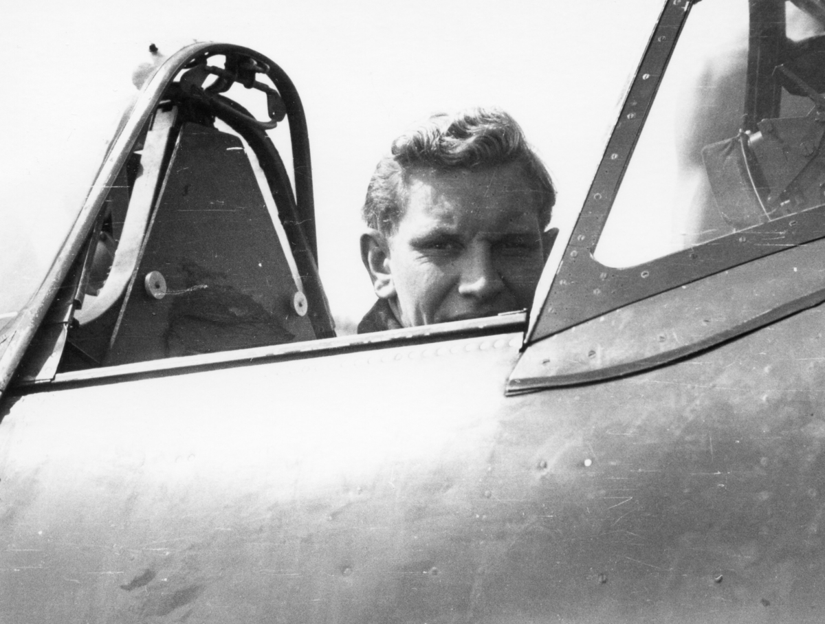 Pilot Eivind Hauge i sin Spitfire.