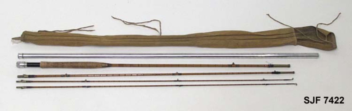 Form: Stanga har sekskantet tverrsnitt
Tredelt splitcane-stang med ekstra topp. Stålkjerne. Stanga er oppbevart i et futeral av seilduk med Hardys merke på. Top- pene ligger oppbevart i en metallsylinder (L:111). Stanga har korkhåndtak. Stanga er enhånds og trolig brukt til ørretfiske. Giverens far var en ivrig sportsfisker og er gitt tittelen "Den fullendte sportsfisker". Se omtale i Villmarksliv 8, 1973. I tillegg til ovennevnte påskrift står det på posen: Olav Orm- stad 1921. På stanga står det i tillegg: The Sournament Rod. 
