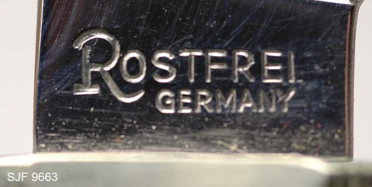 Kniven har parerstang som gjør at den ikke faller ut av slira. Parerstangen gjør også at en får et godt grep på kniven. Kniven er laget av PUMAFABRIKKEN i SOLINGEN. 