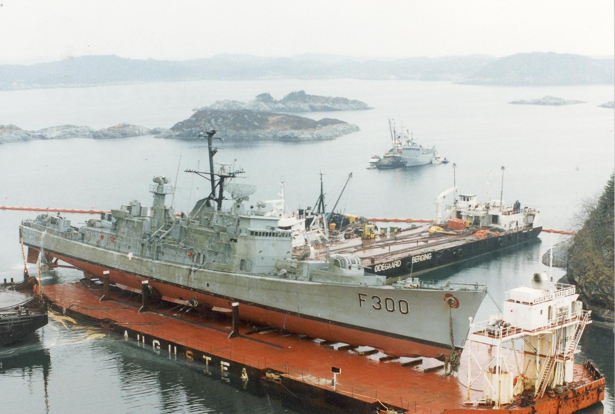 Enkeltbilde. Fregatten KNM Oslo, redning av fartøyet.