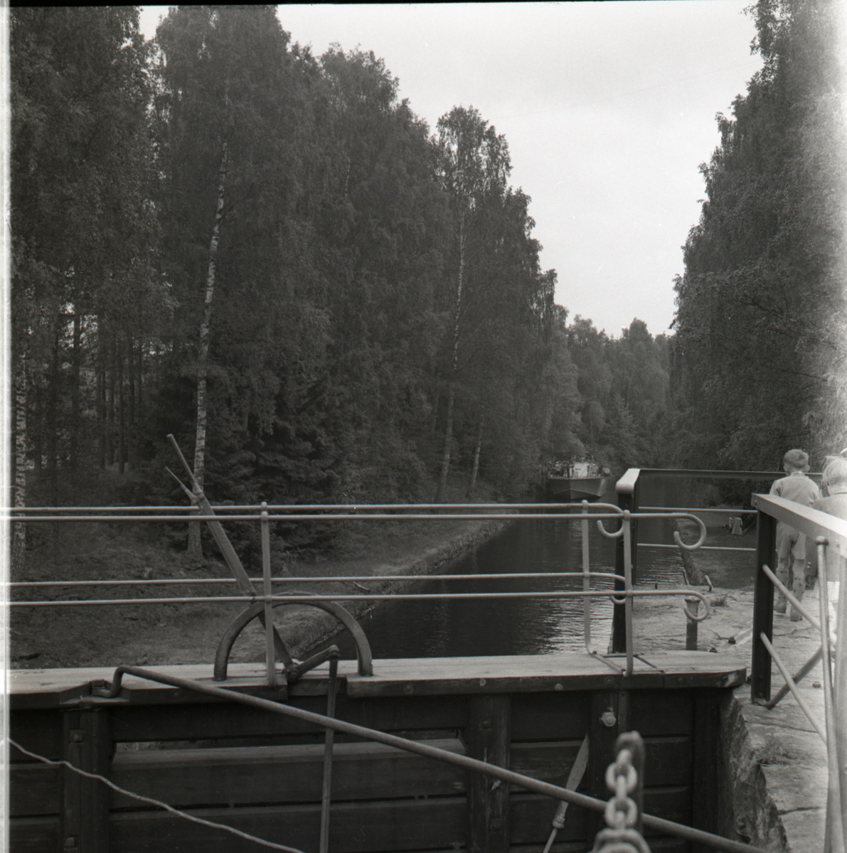 Samlefoto: Elco-klasse MTB-er gjennom Bandak-kanalen i juli 1953.
Slusekjøring.