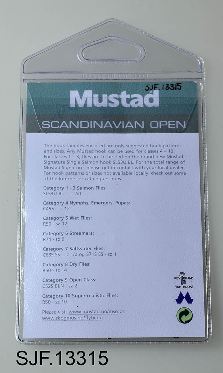 Vinnerkroker fra Mustad Scandinavian open 2012. Består av 10 fiskekroker i et plastetui. Dette er kroker som kan brukes til å binde fluer til konkurransen. 