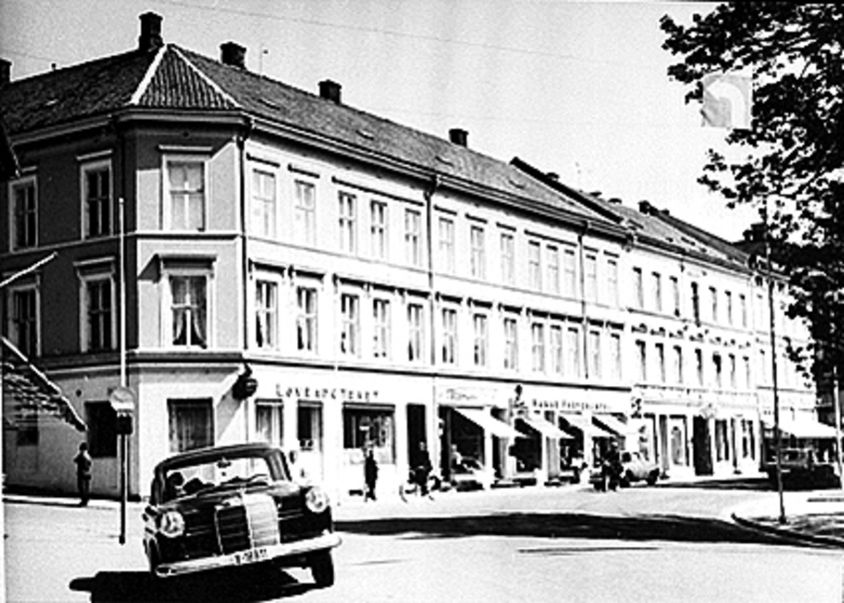 Hamar, Strandgata 55, Løveapoteket var Hamars andre apotek, og åpnet sine dører 31. oktober 1891 i Strandgata 55. Her ble apoteket værende fram til det flyttet til Torggata 72 i 1975. Fra før av fantes Hamar Apothek som startet sin virksomhet i 1852. Senere skulle dette apoteket ta navnet "Svanen". Parkert Mercedes bil med reg. nr  Y-18911, 