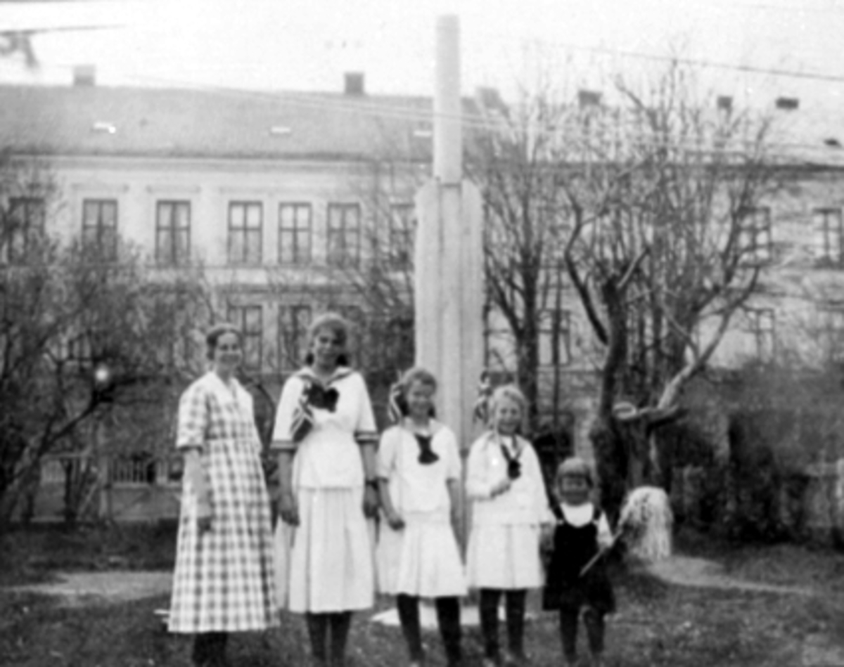 Gruppe 4, Ragnhild, Sigrid, Thorbjørg, Ingeborg, Berit Petersen. Det ble tatt bilder hvert år til etter krigen, samme jenter, samme plassen. Døtre av Olla og F. N. Petersen. Olla Petersen holder hattene. 
Se 0401-06616 og 0401-06615