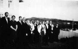 Bryllup. Stor gruppe bryllupsgjester. Brudeparet er Mons Kon