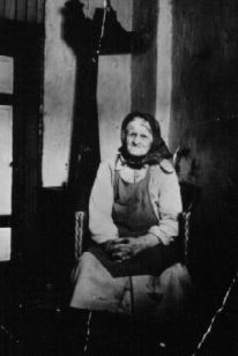 Antonie (Antonia i folketelling 1900) Olsdatter Martinsen (1870-1951), eldre dame med skaut og forkle.
