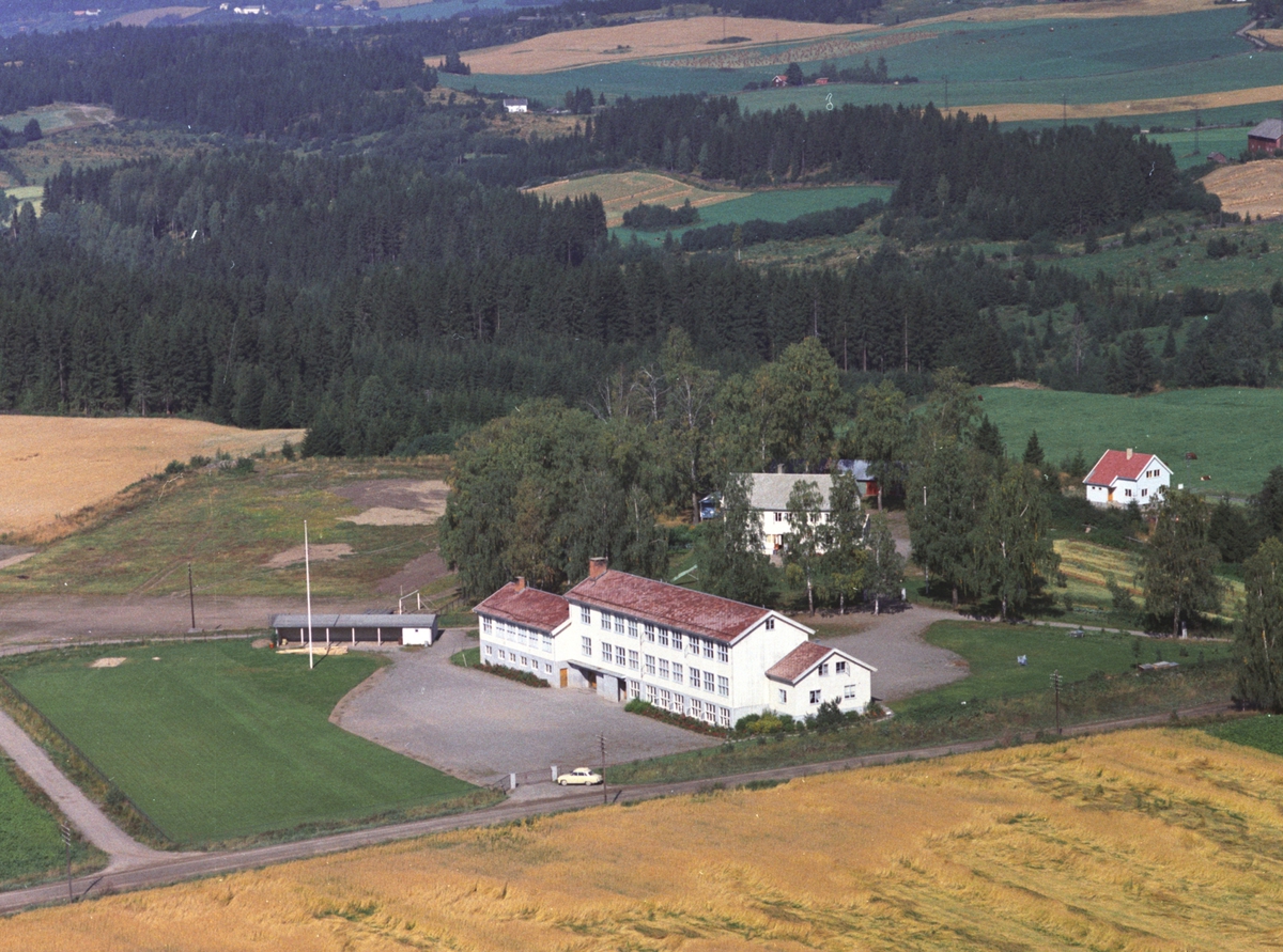 Flyfoto av Saugstad skole, Gaupen, Ringsaker.