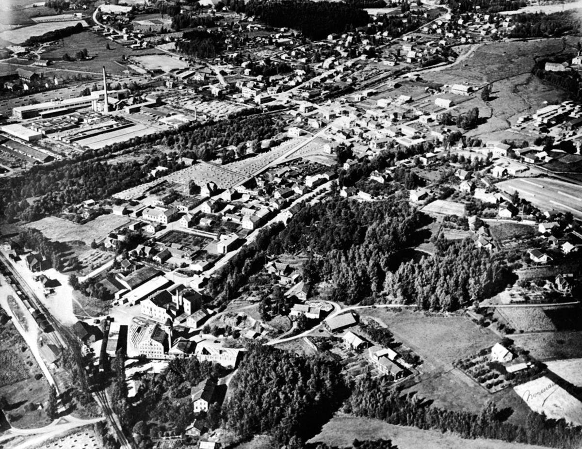 Flyfoto av Brumunddal sentrum, 1955.