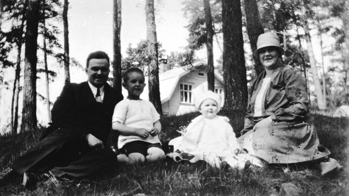 Familien Huseby,Oskar Husebye, Helmer Husbye, Solveig Husebye, Helga Husebye. Husebyparken, Brumunddal.