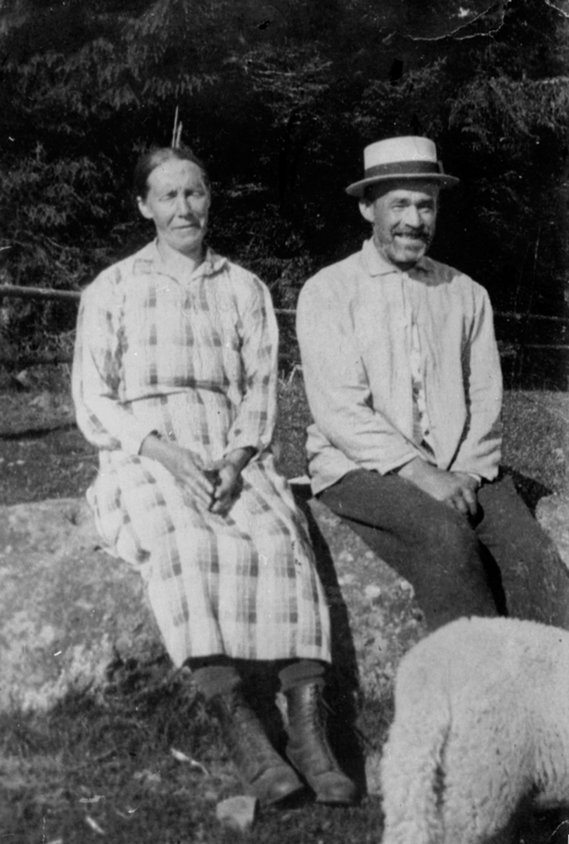 Julie og Olaf Prøysen, foreldrene til Alf Prøysen foran grinda i Prøysenstua, Rudshøgda, Ringsaker.