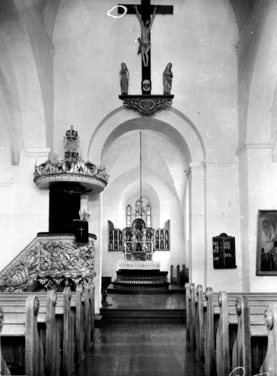 Interiør fra Ringsaker kirke. Mot prekestolen og alteret.