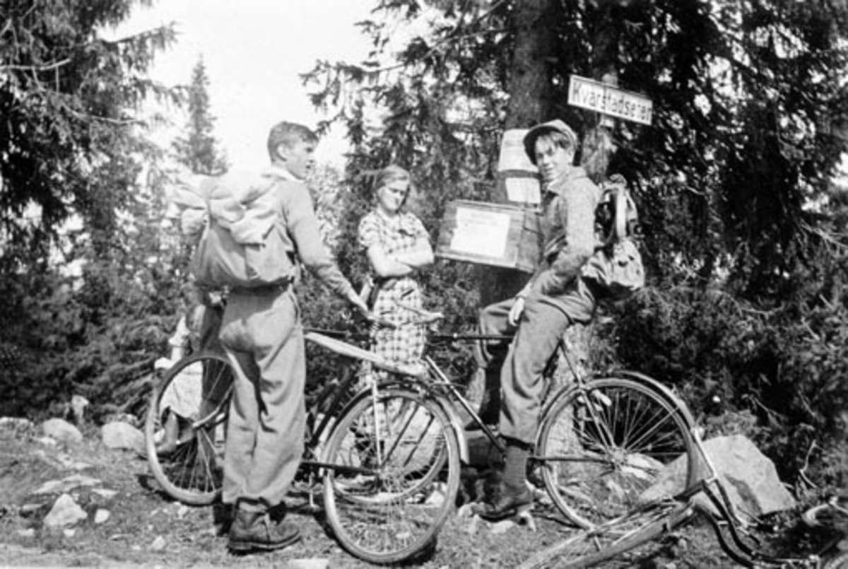 3 ungdommer, 2 gutter med sykkel, turutstyr og fiskestang, jente, Gudbrand Lunde, Ellen Røhr, Konrad Olstad, skilt ved Kvarstadsetra.