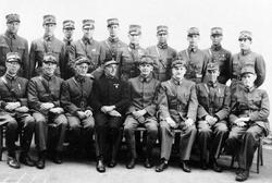 Gruppe 18: norske offiserer i militæruniform, Schildberg fan