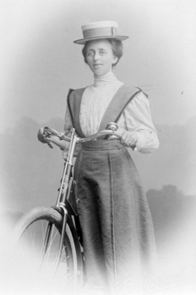 Portrett, Marie Jensen Tjærehjellen F 1874, sykkel, hatt og skjørt.