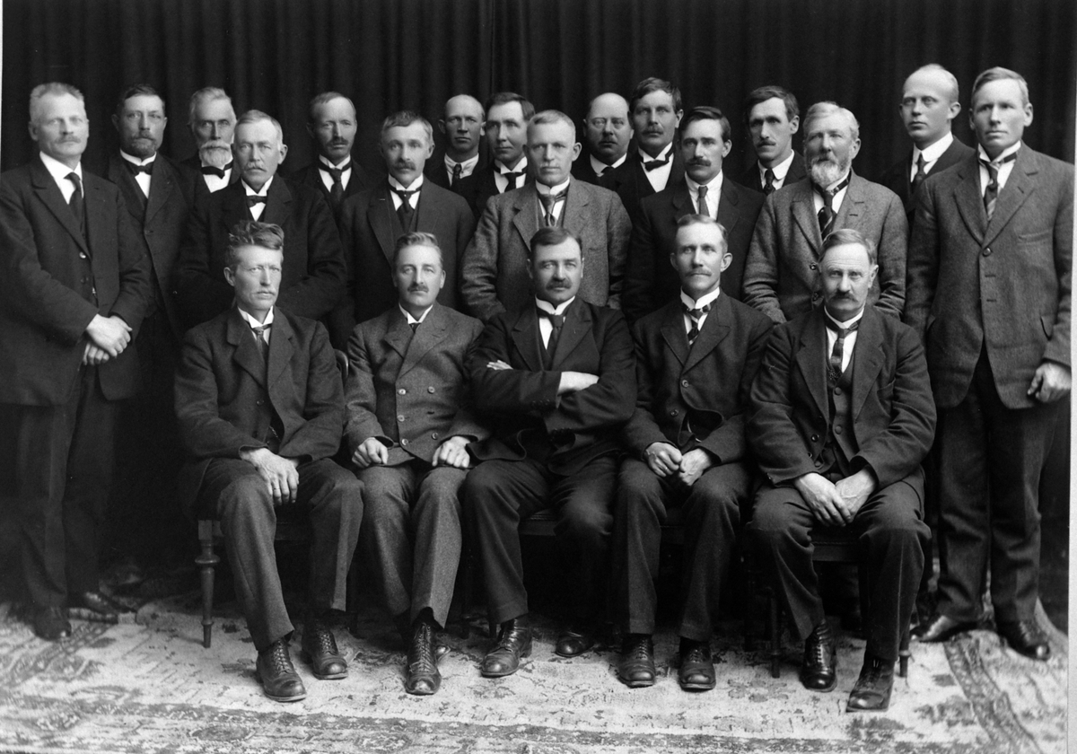 Formannskapet, Furnes herredstyre 1923-26. Fra venstre er Karl Bakken, viseordfører Karl Gaalaas, ordfører P.L. Alhaug, P. Jesnes, N. Mikkelsen. Representanter stående fra venstre er Julius Nilsen, O.O. Brattberg, M. Mauseth, Johs. Arnkværn, P. Johansen, L. Granerud, Birger Solvang, Johs. Sørum, Even Johannesen, E. Narud, Kr. Husum, Kr. Aaseth, Johs. Vold, A. Kjøs, O. Østby Deglum, Kr. Huse. Fotograf Grundseth.