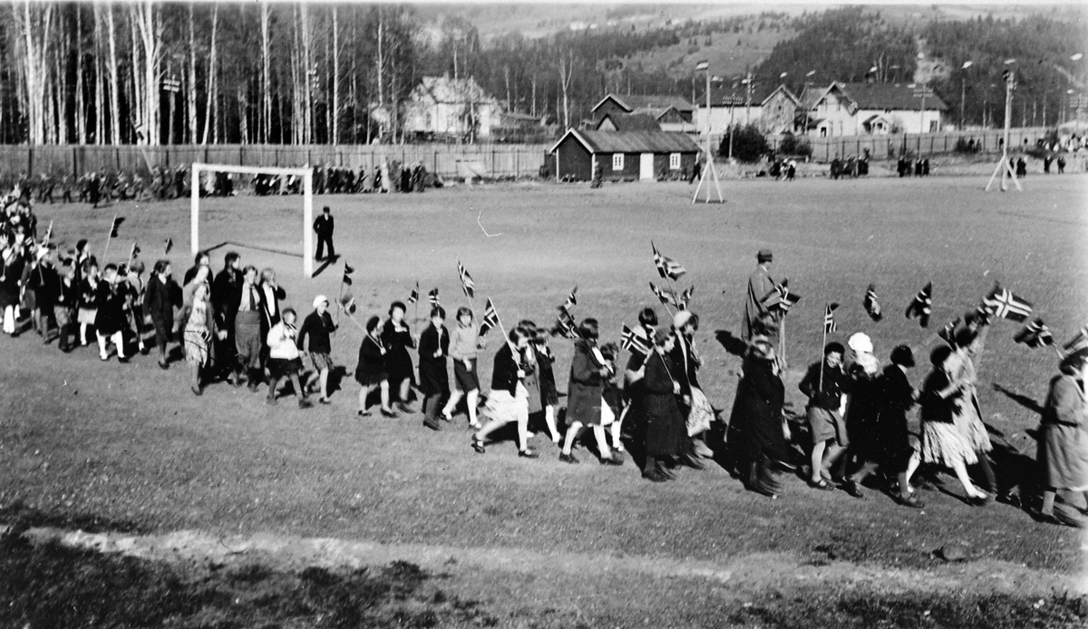 Fra innmarsjen, 17. mai 1935. Frambana, Brumunddal, barnetog.