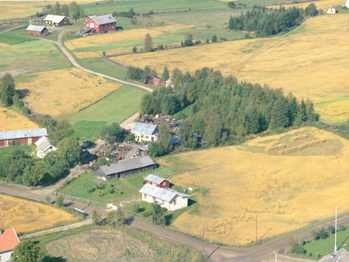 Flyfoto, Østroa i Løten. Bjørnstadkrysset nederst til høyre. Eiendommen i forgrunnen er Løvhaugenga, Ola Mikkelsen skraphandel, og i bakgrunnen 
Løvhaugen gård.
