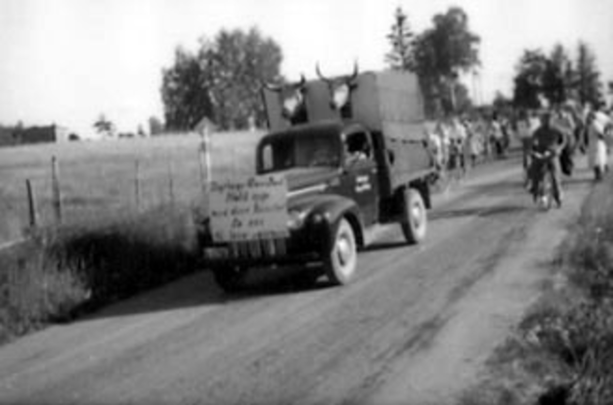 BEKKELAGSDAGER, OPPTOG MED LASTEBIL FRA ARSTAD SKOLE TIL OTTESTAD IDRETTSPLASS. Lastebilen er en amerikansk Ford V8 ett-tonner årsmodell 1946-47. 