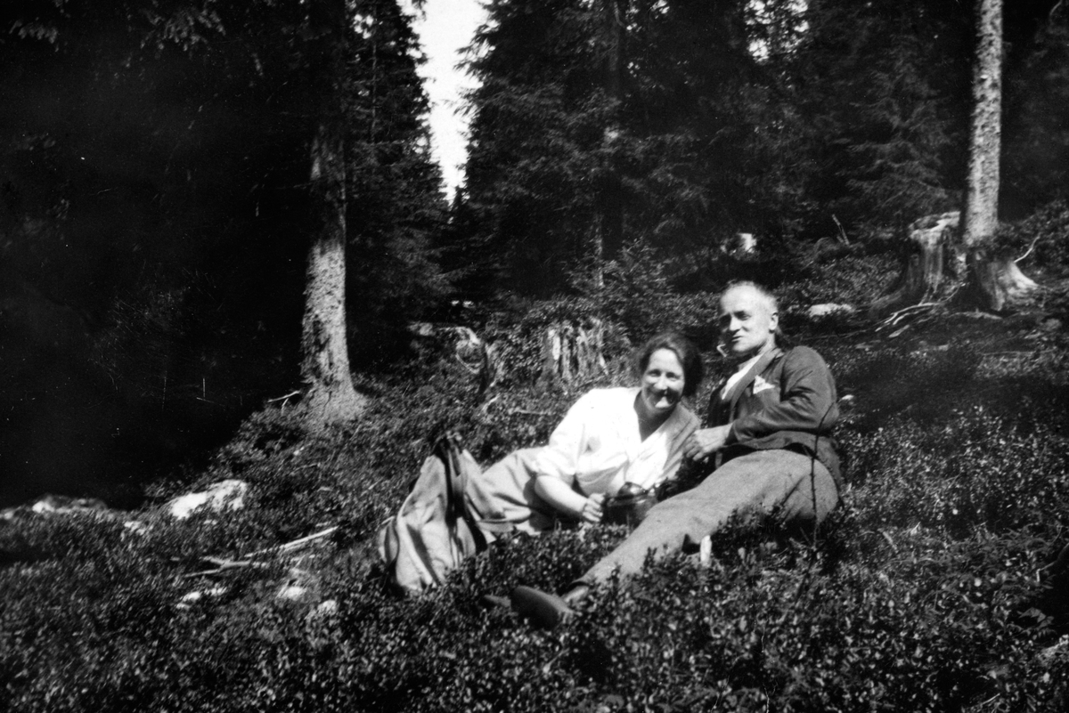 KAFFEGJESTER PÅ HØISTAD PENSJONAT PÅ ESPA, 
Peder Johansen (født Slåttsven) med sin kone Helga Johansen (født Haugan)