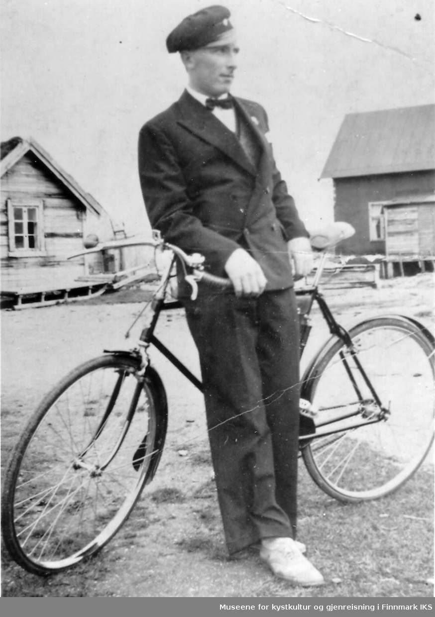 Johannes Endresen med sykkel i Skånsvika. Muligens Jentoft Jensens hus i bakgrunnen, ca 1935