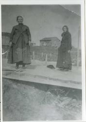 Marie Brandsægg og ukjent kvinne i Gamvik 1920.