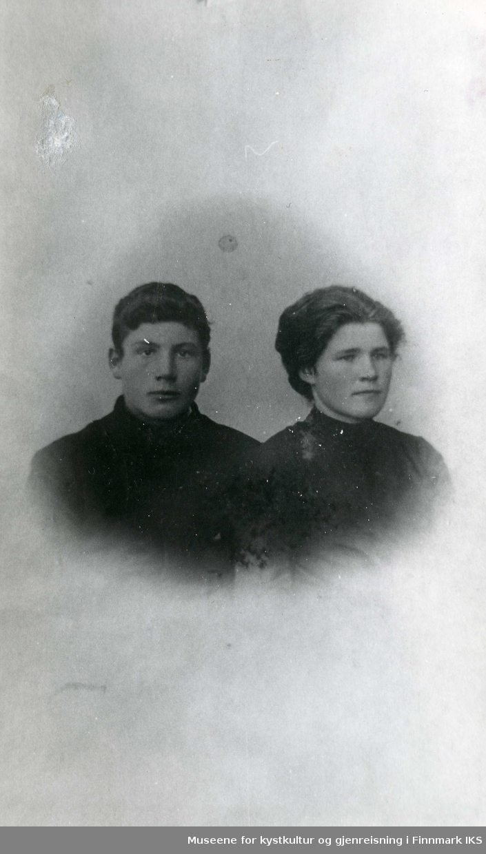 Daniel Jørgensen og Jenny Hermine Jørgensen. Sandfjorden i Gamvik Kommune 1920.
