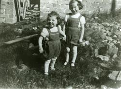 Søstrene Linda og Tove Mette Remen står utenfor et hus