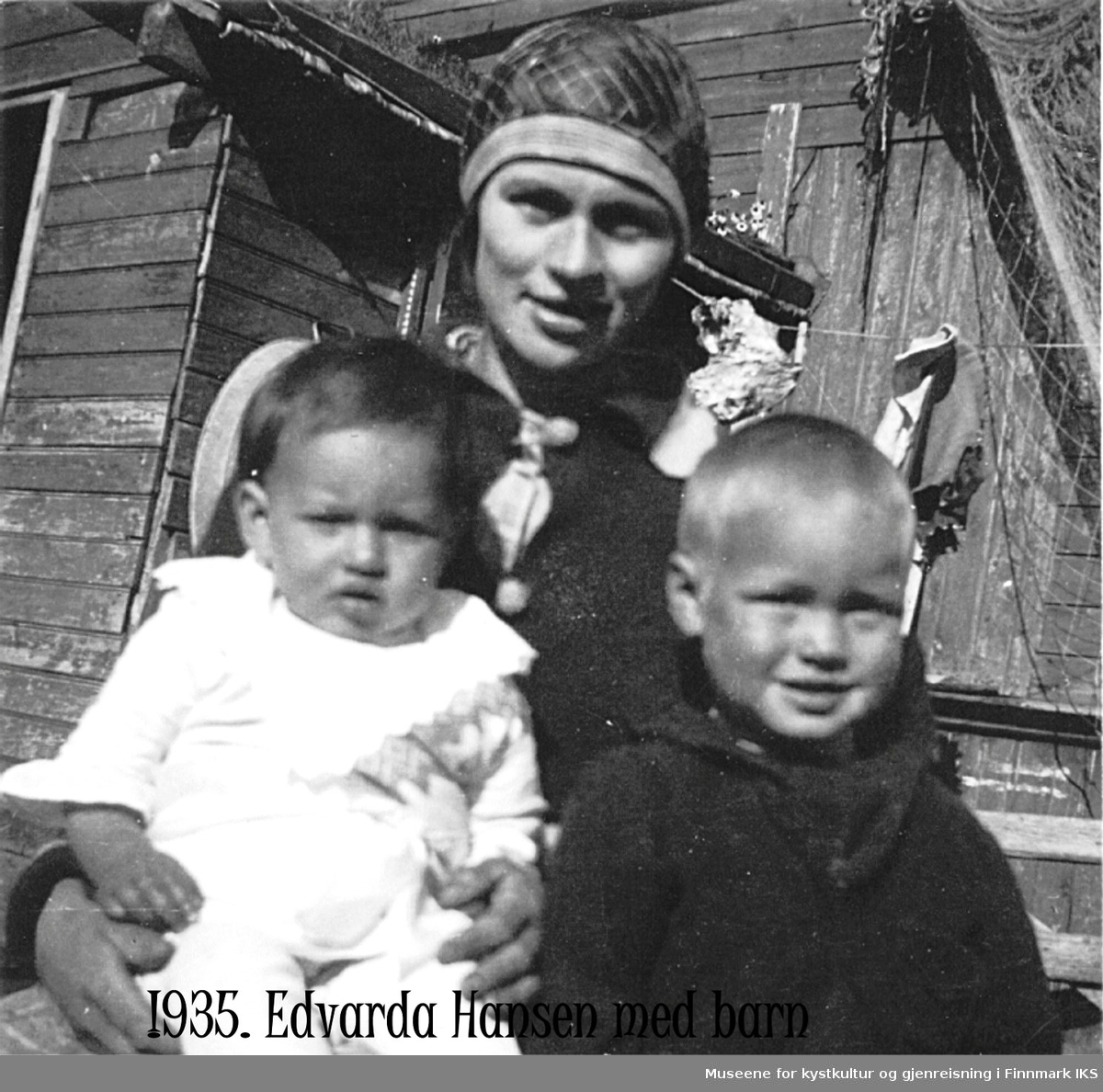 Edvarda med to av sine barn.