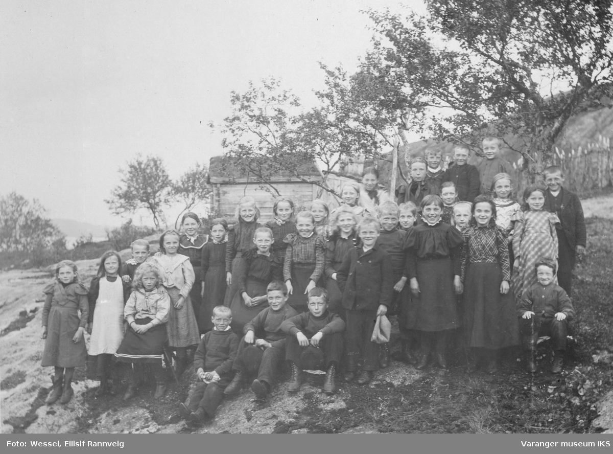 Barn fra Vardø ved feriekolonien Solvang i Jarfjord.
