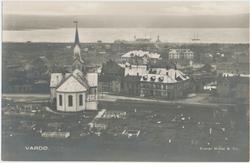 Postkort, byprospekt av Vardø kirke og sentrum sett fra Klon