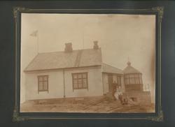 Hornøy fyr, fyrvokter Anthonisen med familie på trappen