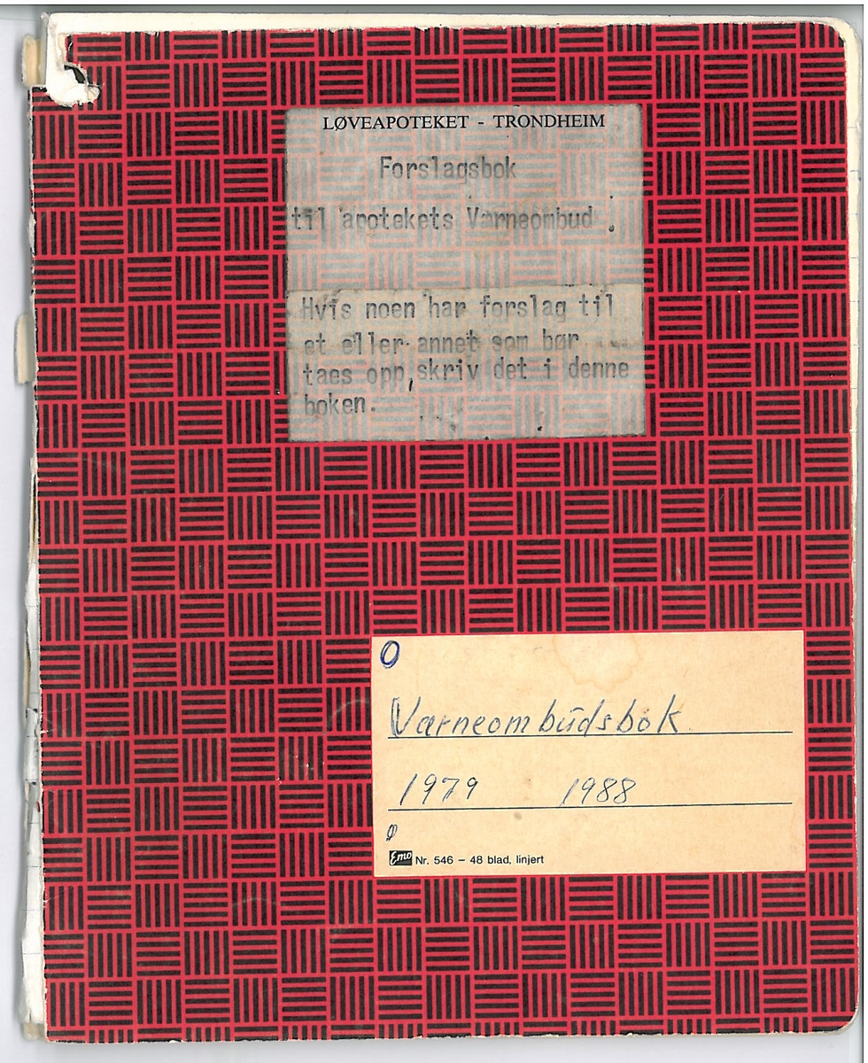 Rektangulær skrivebok med rød og svart mønstret perm av kraftig papir. Linjert. 48 blad. Håndskrevet.