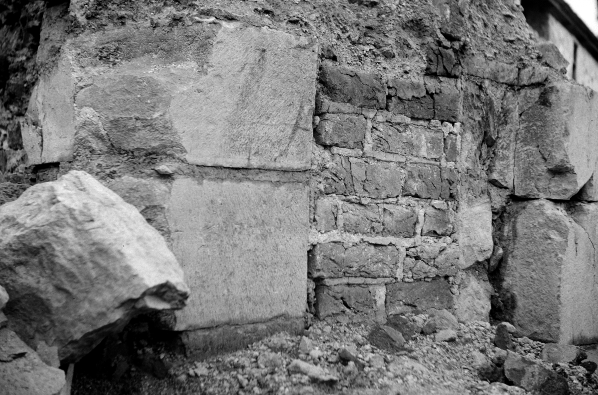 Arkeologiske undersøkelser i Hamar bispegård, 1949/50? Detalj av sydfløyen P.