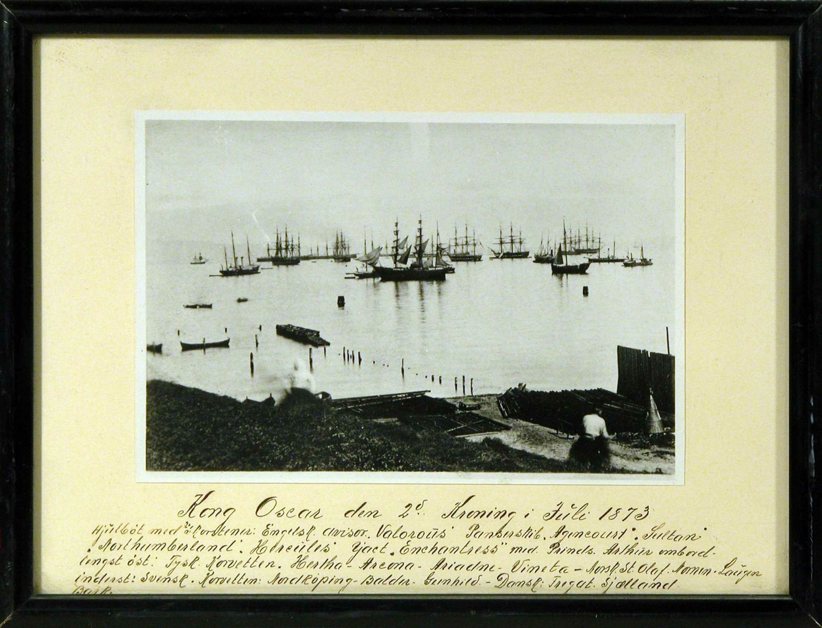 Fjorden/ havnen utenfor Trondheim med flere seilskip, militære og sivile, i anledning av Kong Oscar II kroning 1873.