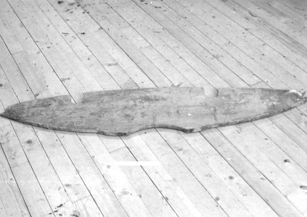 En treplanke på 1,6 cms tykkelse. Fjøla har et hull på hver side for å tre seitrøa inn i, og det er skåret ut for mastefisken i underkant.