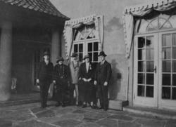 Medlemmer av fam. Wilhelm A. Thams samlet på en pleieinstitu