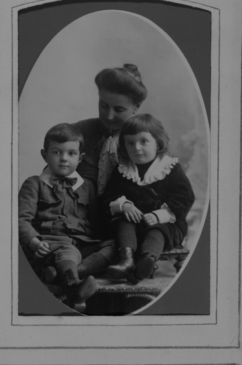 Eugenie Thams med barna Christian Wilhelm og Wilhelm August (Billy).