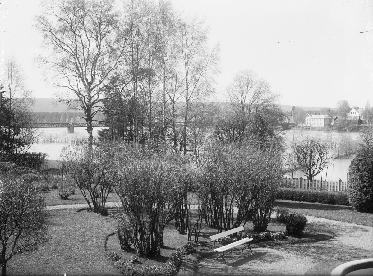 Utsikt mot Vestad fra hagen ved Evje under flom