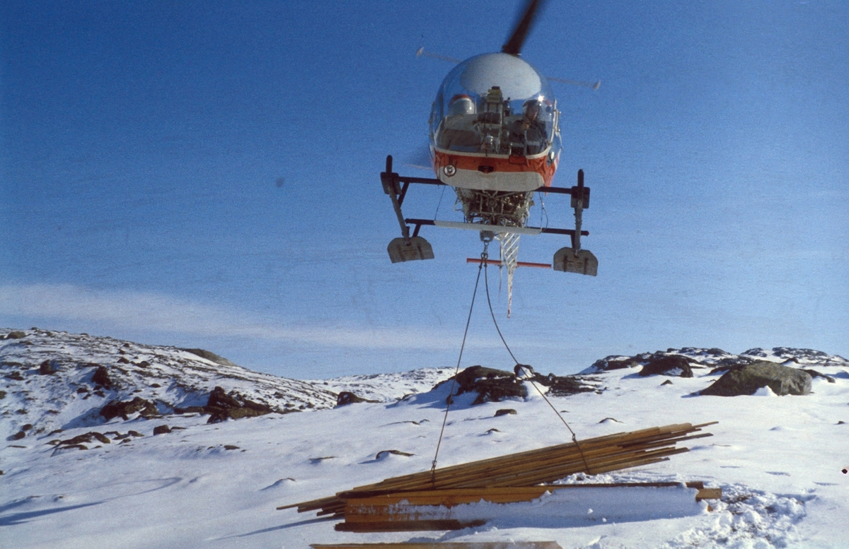 Helikopterfrakt ved bygging av landingsplass for gondolbanen til Rypehalsen, Langavatnet. 