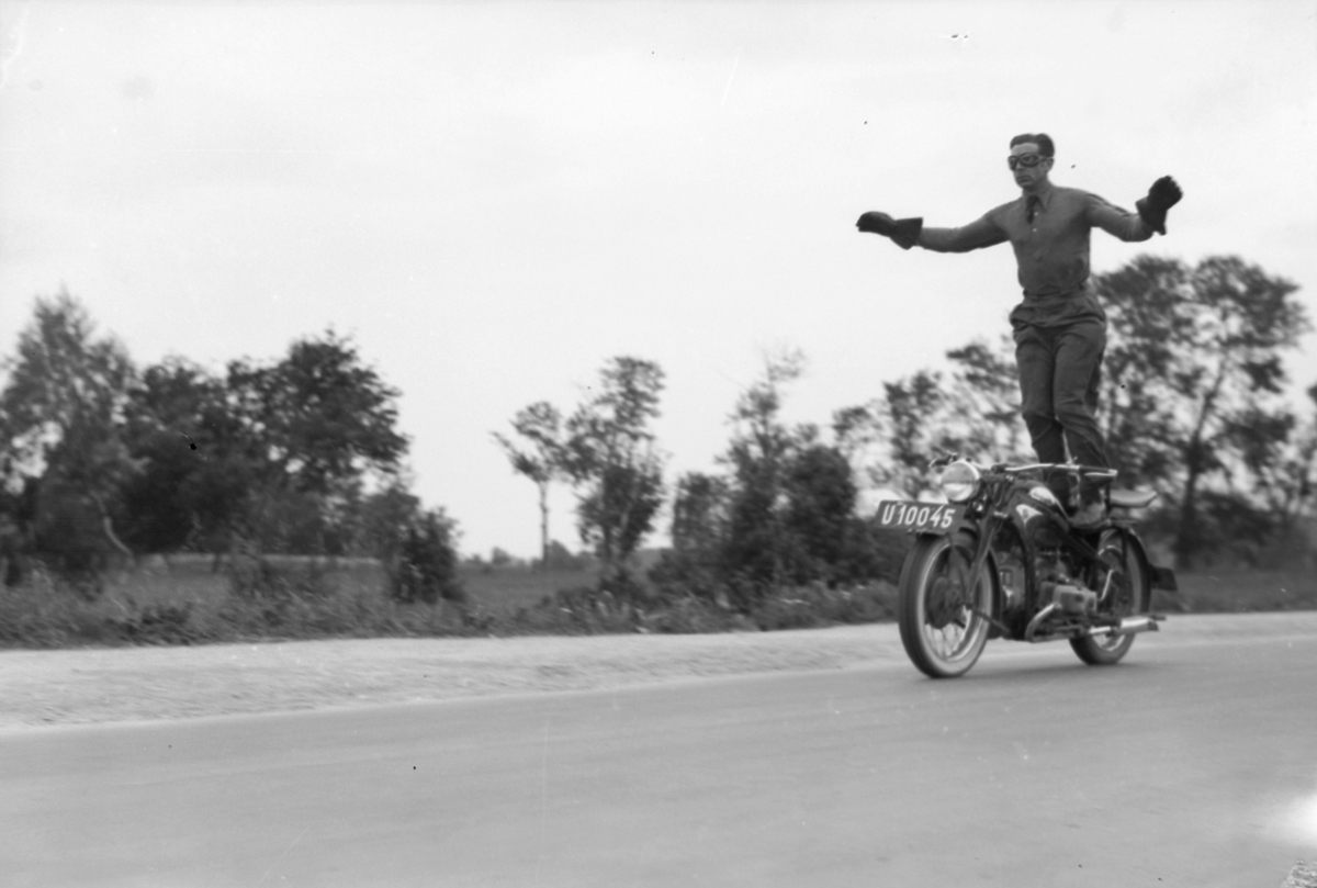 Ernst Parow står på Zündapp motorsykkel i fart