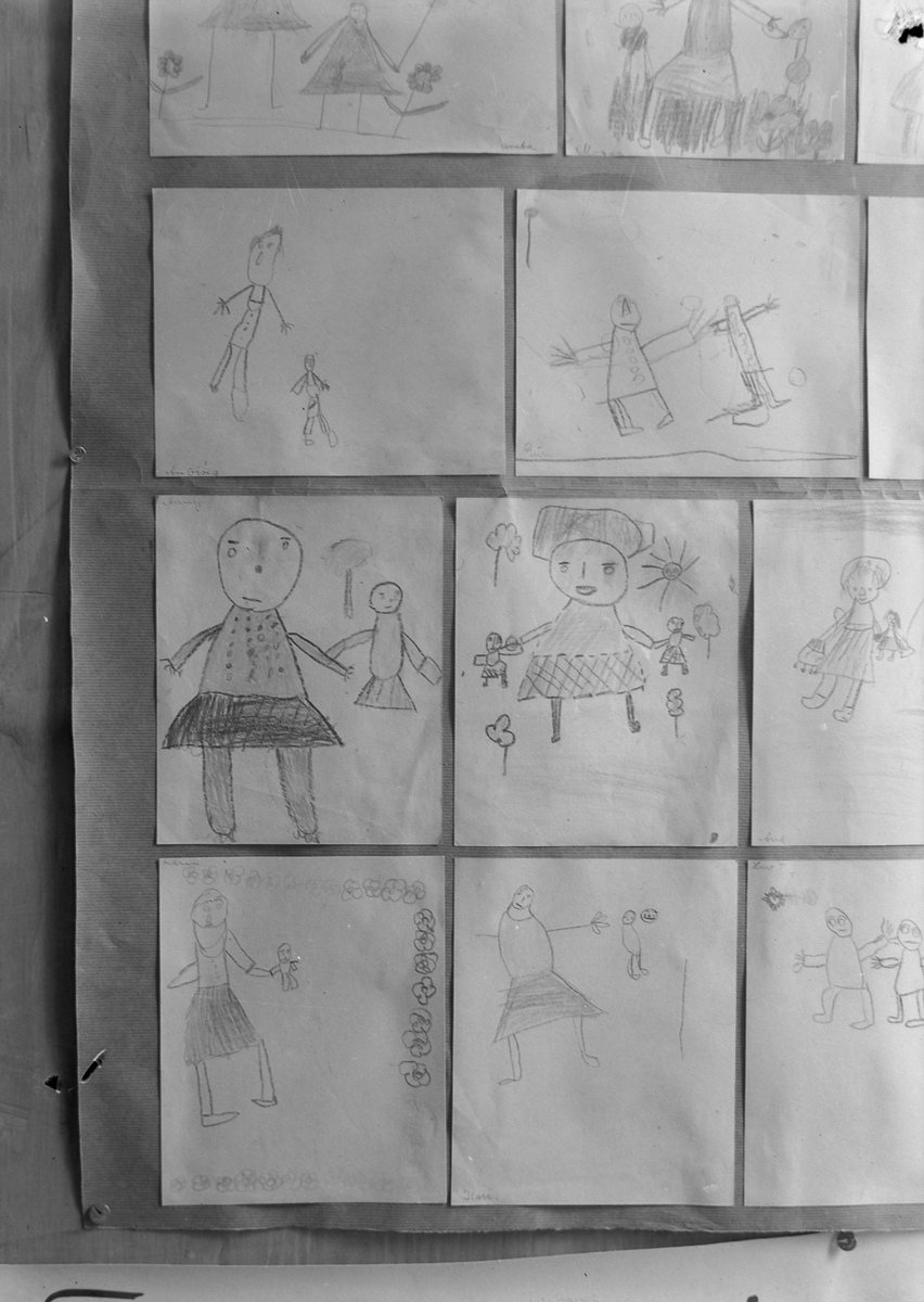 Utstilling av skolebarns tegninger i Kunstindustrimuseet