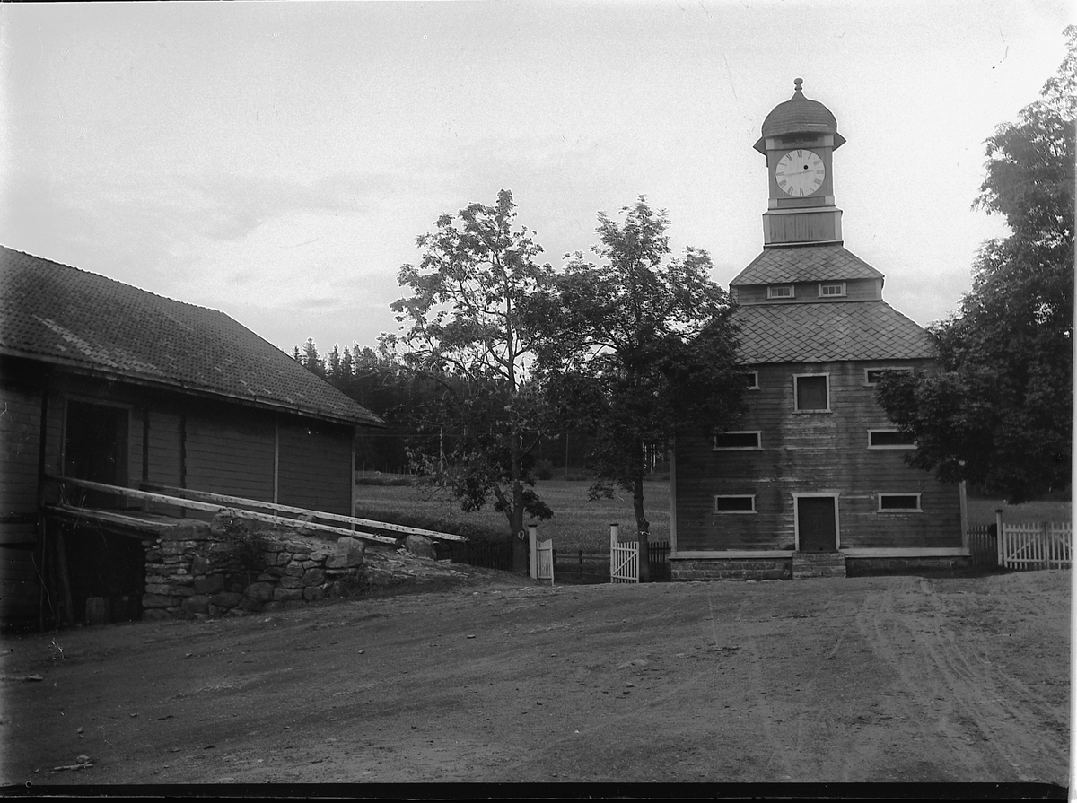 Ringsaker, Tjerne gård, Wollert Konow (1847-1932)  overtok Tjerne i 1882 etter faren August Konow, Låve og Stabbur med urverk på inntunet, Klokketårn,