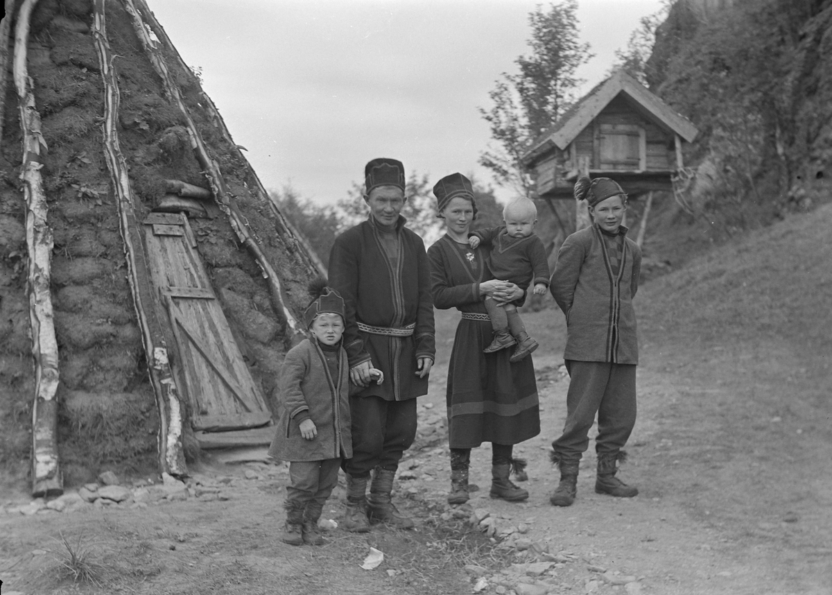 Matheus Mortensson med datter og sønner ved den gjenreiste sommergamma