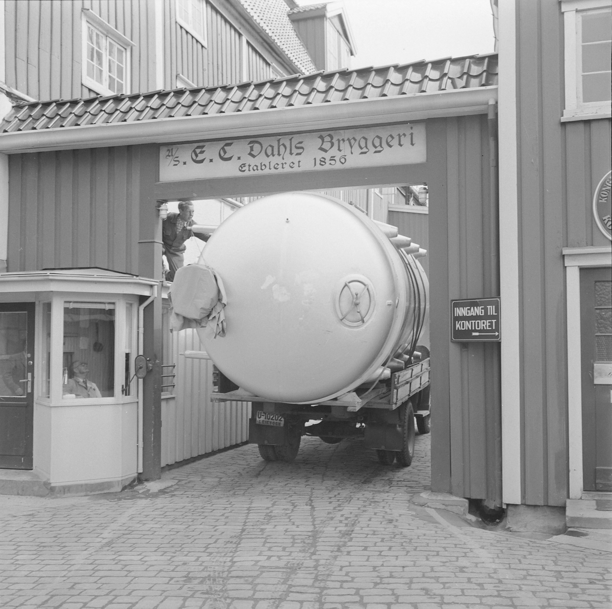 E.C. Dahls Bryggeri. Transport av ny tank