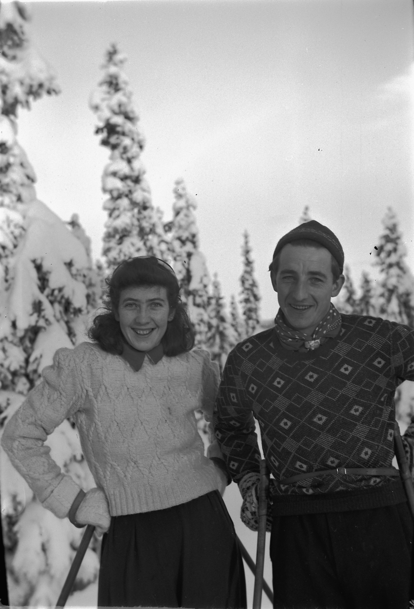 Else og Peder Bjørklund på skitur i skogen. 