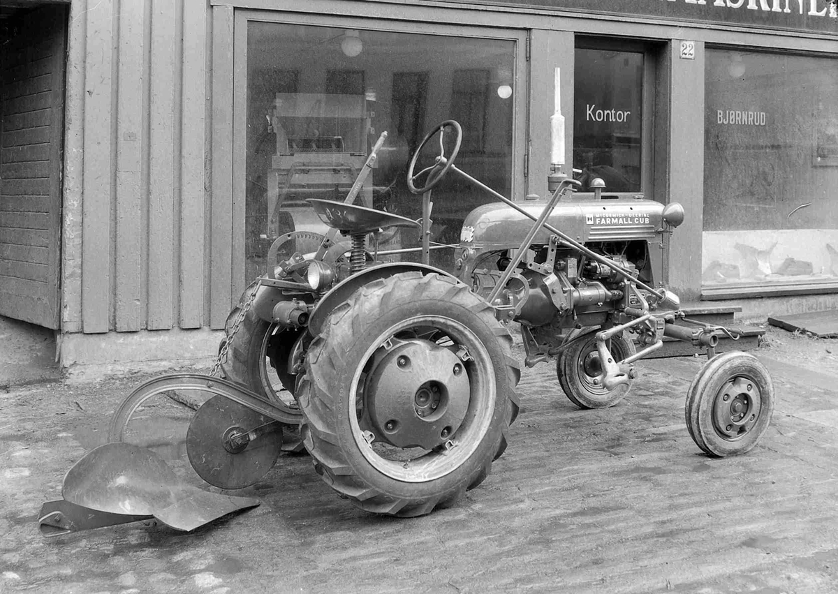 Traktor foran Edv. Bjørnruds Maskinfabrikks utsalg i Fjordgata
