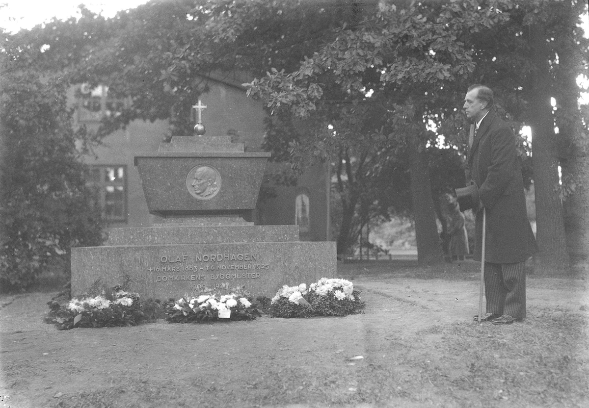Avsløring av professor Olaf Nordhagens gravsted på Domkirkegården