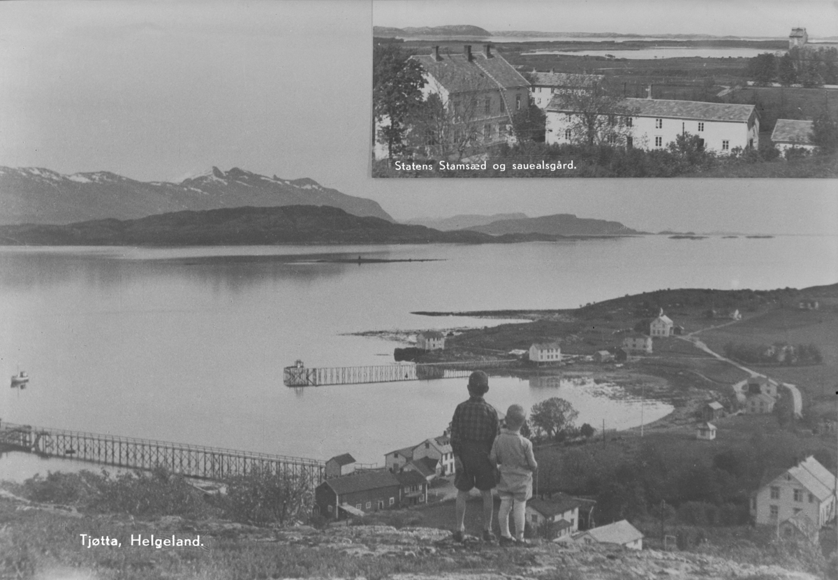Fra Tjøtta i Helgeland sett fra utsiktspunktet Kalberghaugen. Øya Mindlandet i bakgrunnen