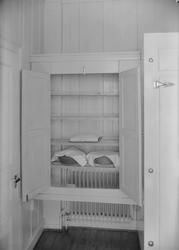 Praktiske skap på kjøkkenet på Ørland Husmorskole (Sør-Trønd